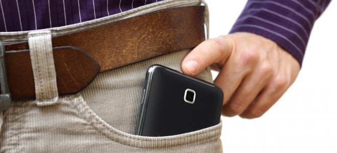 Guardar o celular no bolso da calça pode causar infertilidade?