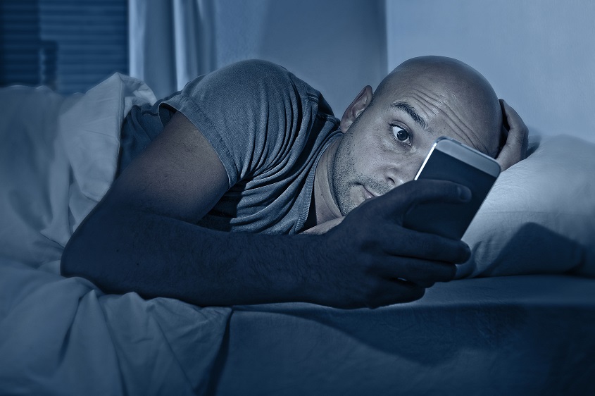 Veja o que acontece com seu corpo quando você usa o celular antes de dormir