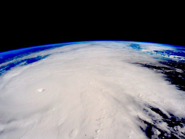 O furacão Patricia é visto se aproximando da costa do México em uma imagem da NASA tirada a partir da Estação Espacial Internacional. Patricia é uma das tempestades mais fortes já registradas, com ventos que podem atingir 321 km/h (Foto: Nasa/via Reuters)