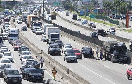 Acidente causou congestionamento na rodovia