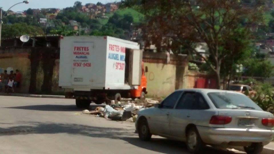 Moradores flagram caminhão despejando lixo na Rua da Glória, Vila São João  ( Reprodução / Facebook)