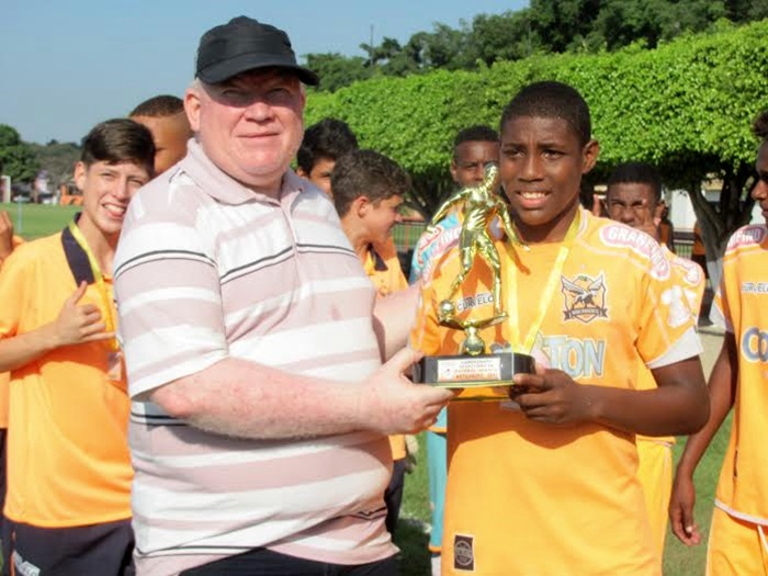 Após o bom jogo, Gabriel, o goleador do campeonato, foi premiado pelo presidente da LDNI, Luiz Carlos Pina, e a garotada campeã comemorou com o diretor de futebol Vitor Lima (Foto no topo da página)- (Crédito das fotos: Jaílza Ribeiro/Divulgação)