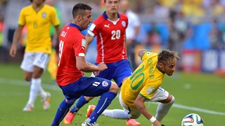 Neymar of Brazil and Mauricio Isla of Chile compete for the ball