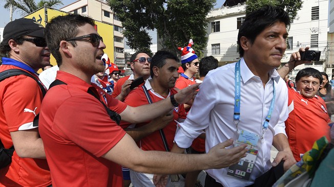 Former Chilean footballer Ivan Zamorano (R) arrives before the start of a Group B football match between Spain and Chile in the Maracana Stadium in Rio de Janeiro during the 2014 FIFA World Cup on June 18, 2014.  AFP PHOTO / LLUIS GENE