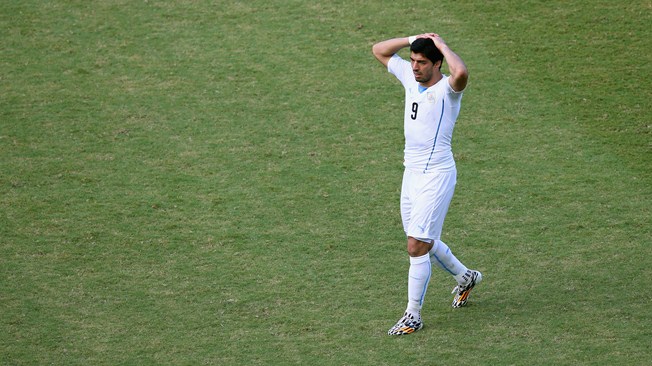 Suárez é suspenso por 9 jogos e banido por 4 meses de atividades relacionadas ao futebol