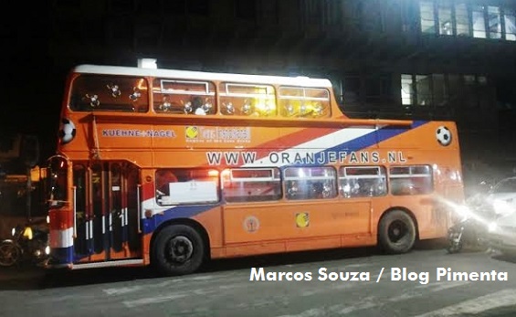 Ônibus holandês circula em Itabuna e faz paradinha em Ilhéus (Foto Marcos Souza).