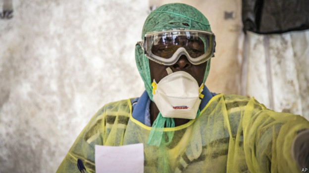 Funcionário de hospital em Serra Leoa examina paciente com ebola (AP)