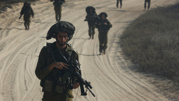 Soldado israelense na fronteira com Gaza. Crédito: Reuters