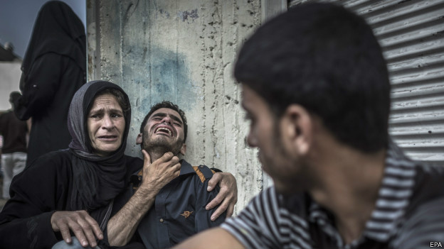 Palestinos choram morte de partes em escola atingida. Credito: EPA