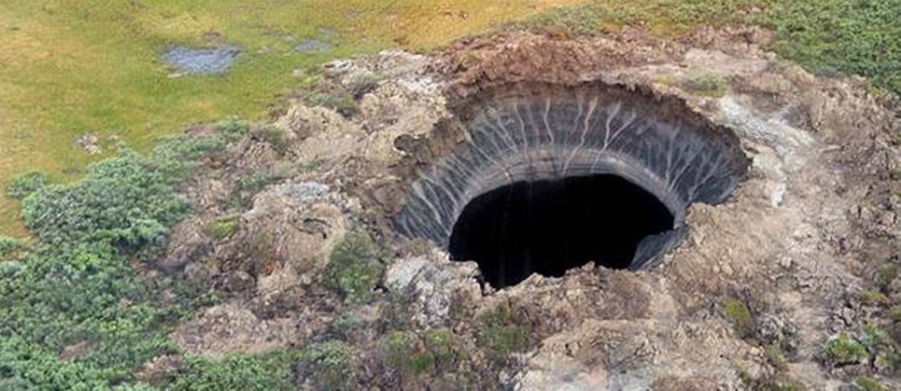  Nova cratera tem cerca de 15 metros de diâmetro e formato de funil Foto: Marya Zulinova, assessoria de imprensa do governo da região de Yamal-Nenets