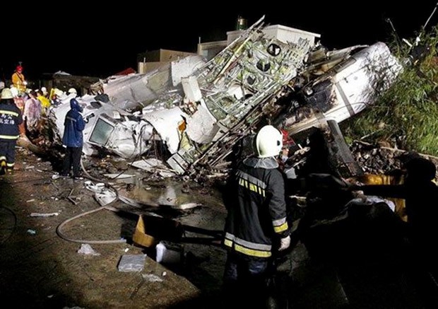 Avião faz pouse de emergência em Taiwan (Foto: AP)