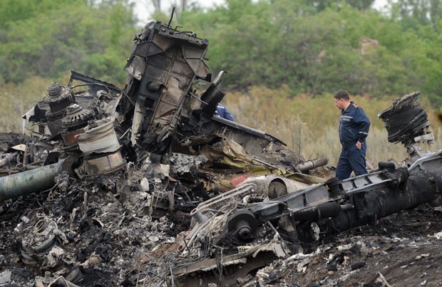 Equipes de resgate trabalham em meio aos destroços da queda do voo MH17 nesta sexta-feira (18) perto de Shaktarsk, no leste da Ucrânia  (Foto: Dominique Faget/AFP)