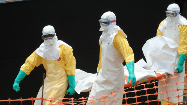 "Médicos sem Fronteiras" carrega corpo de vítima do vírus Ebola em Guekedou (AFP)