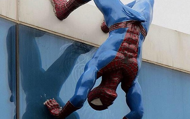 Estátua de Homem-Aranha com ereção em shopping causa polêmica