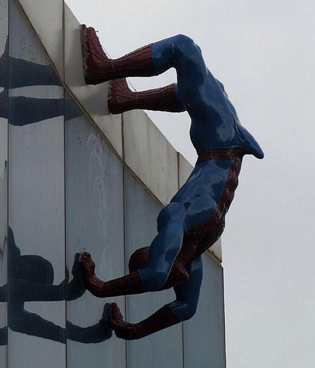 estatua homem-aranha ereção