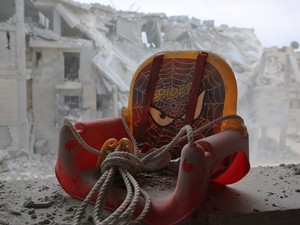 Cadeira infantil no quarto de um dos prédios que foram destruídos por bombas em Aleppo (Foto: Gabriel Chaim/G1)