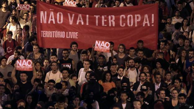 Ativistas contrários à Copa fazem manifestação em São Paulo (foto: AP)