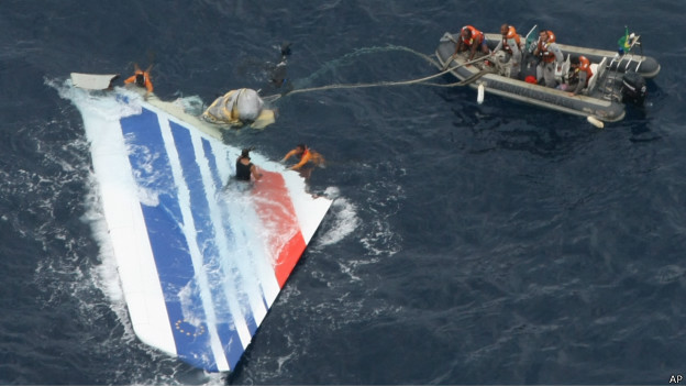 Marinheiros brasileiros removem destroços de avião francês no mar (foto: AP)