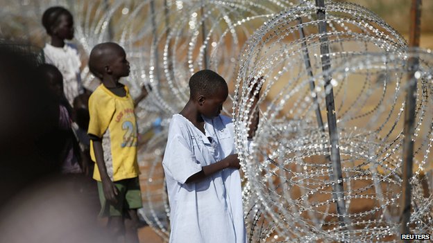 Meninos dentro do complexo da ONU em Juba (19 dezembro de 2013)