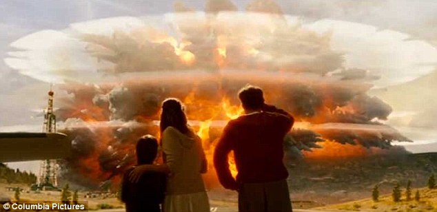De longo alcance: Quando o super vulcão entra em erupção o mundo inteiro vai ser afetado, mas os cientistas dizem que haverá uma abundância de sinais de alerta, apesar do que filmes como 2012, acima, sugerem