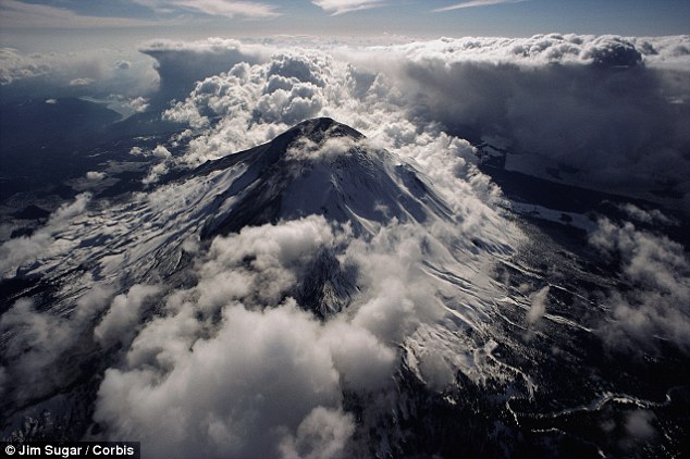 Explosivo: A força das erupções anteriores são estimados em cerca de 2.000 vezes mais potente do que o de Monte St. Helens, acima