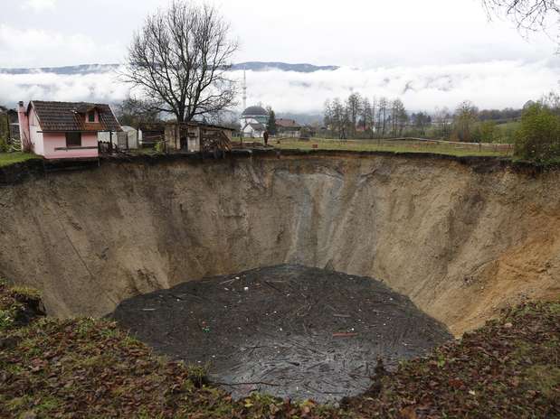 Imagem do dia 21 de novembro mostra o enorme buraco no vilarejo de Sanica Foto: AP