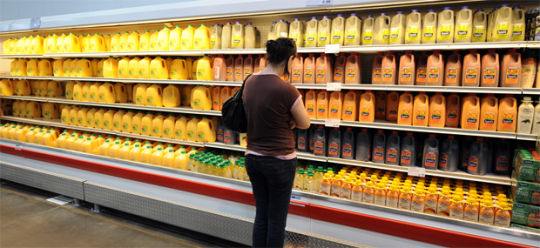 Os sucos de laranja que não provêm de “concentrado” são processados com “pacotes flavorizantes” para assegurar, de modo artificial, que cada garrafa tenha exatamente o mesmo gosto.