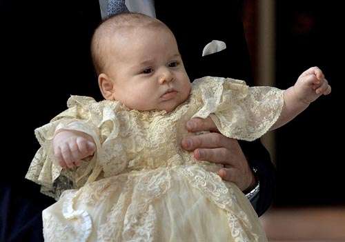 Vestido em renda em batizado na Capela Real do Palácio St. James: rito tradicional teve alguns padrões  quebrados (John Stillwell/AFP)