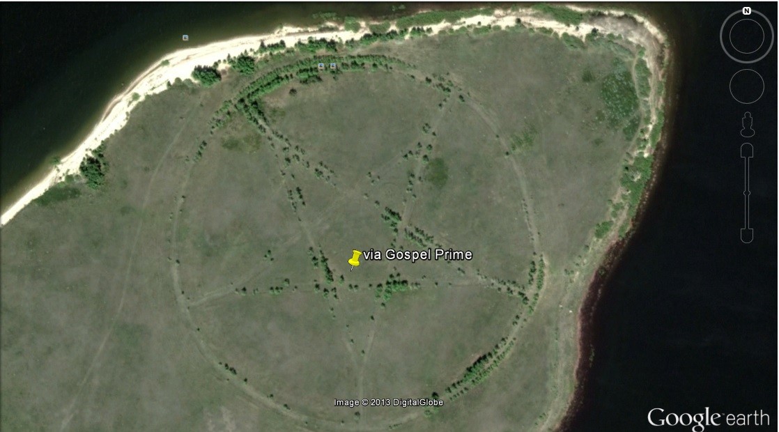 pentagrama e1375645240686 Símbolo satânico gigante pode ser visto no Google Earth