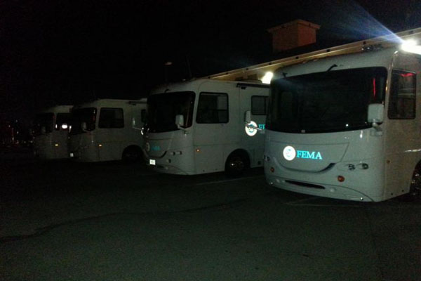 Cargas de FEMA ônibus em Texas! O que eles estão preparando para este Tempo