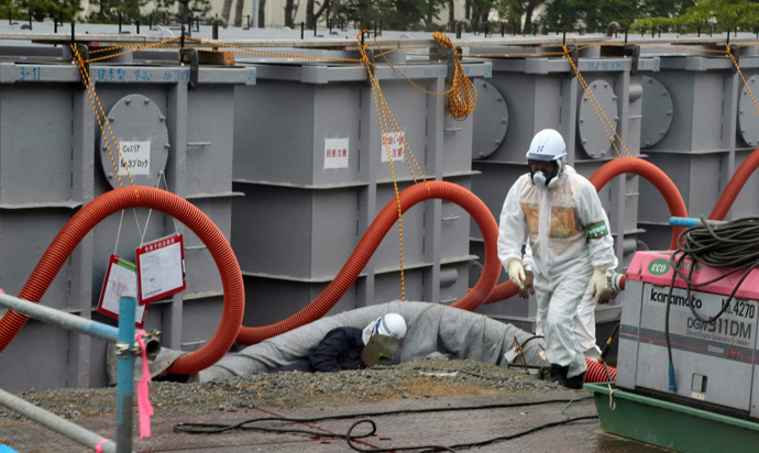 Tokyo Electric Power Co (TEPCO trabalhadores) trabalhar em tanques de águas residuais do Japão em Fukushima Dai-ichi usina nuclear na cidade de Okuma, província de Fukushima (AFP Photo / Pool / Noboru Hashimoto)