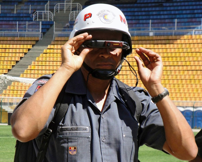 Um policial militar brasileiro usando a tecnologia de reconhecimento facial. (Polícia Militar de São Paulo)