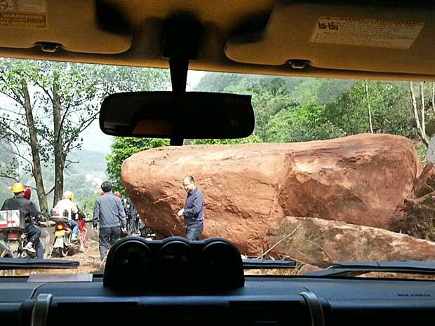 Forte tremor deslocou e jogou uma imensa rocha numa estrada do condado de Lushan, província de Sichuan. (Foto: Hai Mingwei / Xinhua / Via AP Photo)