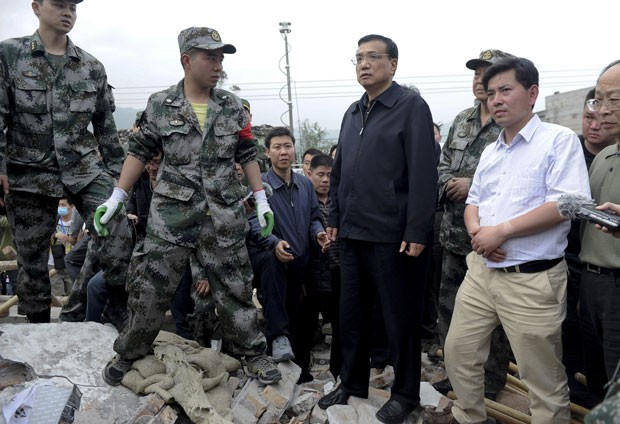 Primeiro-ministro Li Keqiang (centro) visitou a região afetada (Foto: AP)