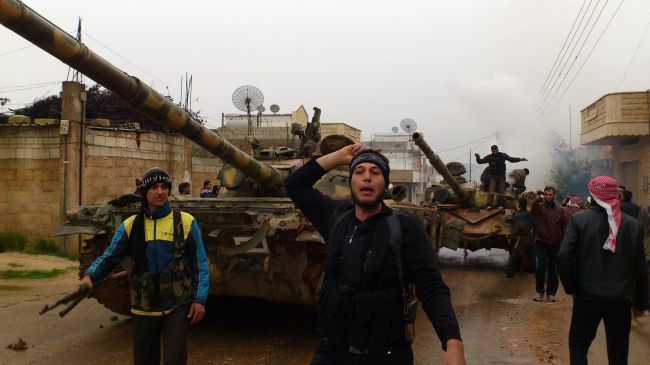 Foto de arquivo mostra rebeldes sírios na cidade de Halfaya, Hama província, em 18 de dezembro de 2012.