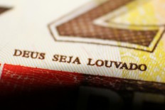 Frase “Deus seja louvado” das cédulas pode ser excluída em breve