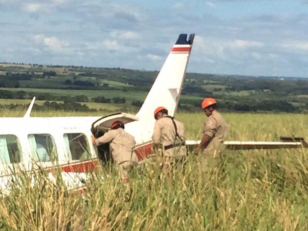 Avião fez pouso forçado em pasto, a 30 metros de estrada / Divulgação/Corpo de Bombeiros