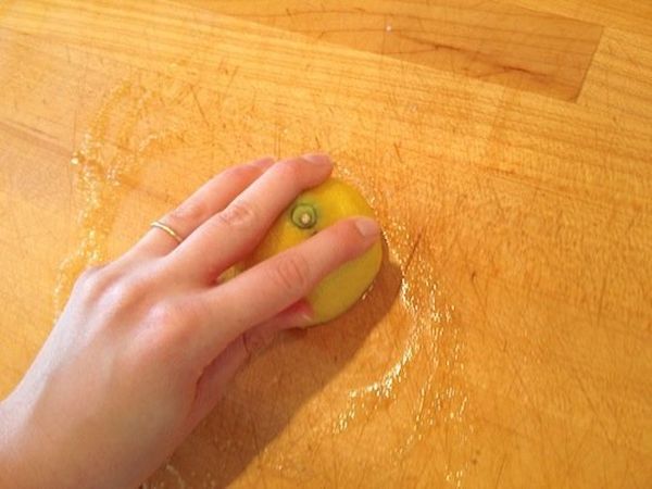 cutting board cleaning 30 Dicas para deixar sua casa brilhando