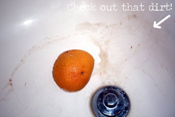 grapefruit bathtub cleaning1 30 Dicas para deixar sua casa brilhando