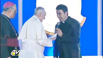 Padre Fábio de Melo cantando saudando o Papa Francisco durante a JMJ Rio2013 