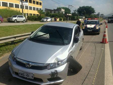 O Honda Civic no acostamento da estrada