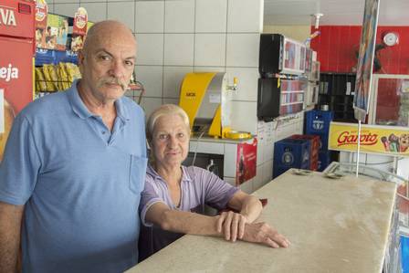 Izio Masetti e a mulher são donos de um bar em Tinguá