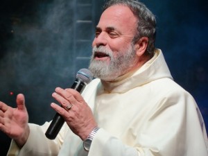 O Padre Antônio Maria fará show  no Parque de Eventos, no  domingo( 23), às 19h