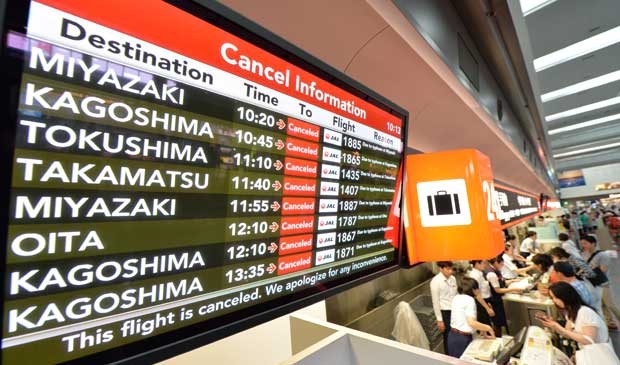 Painel do aeroporto de Tóquio mostra cancelamentos de voos no sul do país. (Foto: Kazuhiro Nogi / AFP Photo)