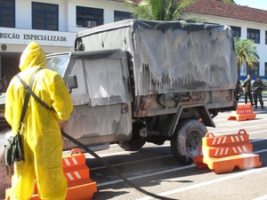 Carro contaminado recebe jatos de descontaminantes em simulação do Exército (Foto: Alba Valéria Mendonça/ G1)