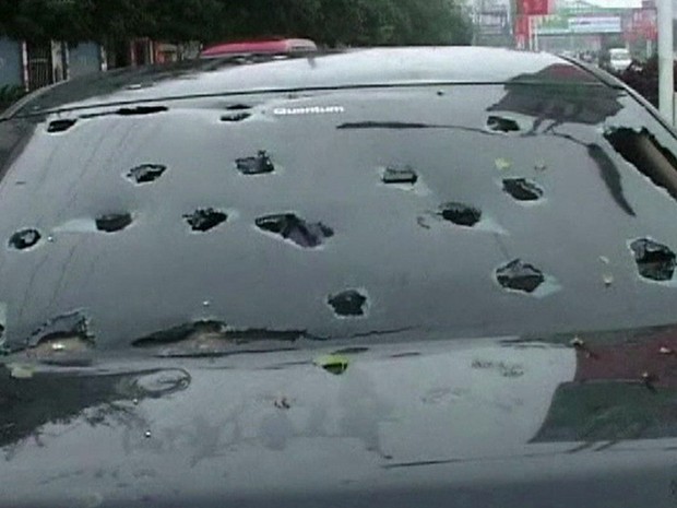 Vidro dos carros ficaram danificados após 'chuva de gelo' (Foto: Reprodução/ BBC)