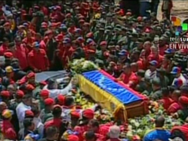 O caixão de Chávez é levado em cortejo por rua de Caracas, em imagem retirada de transmissão da TV (Foto: AFP/Telesur)