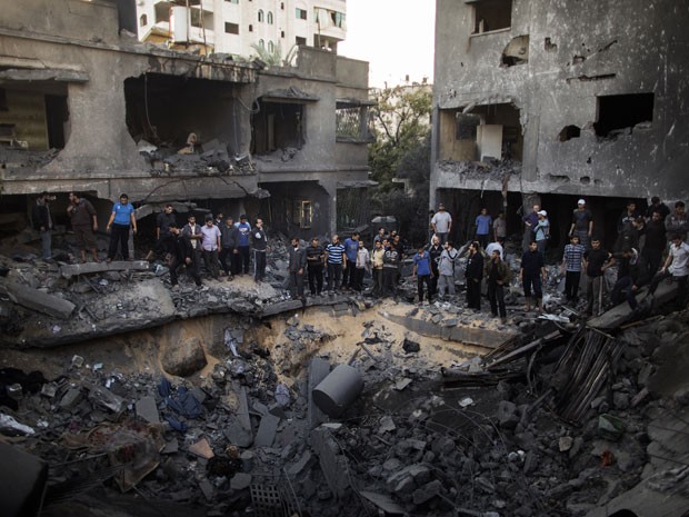 Escombros do prédio atingido por um ataque israelense em Gaza (Foto: Marco Longari/AFP Photo)