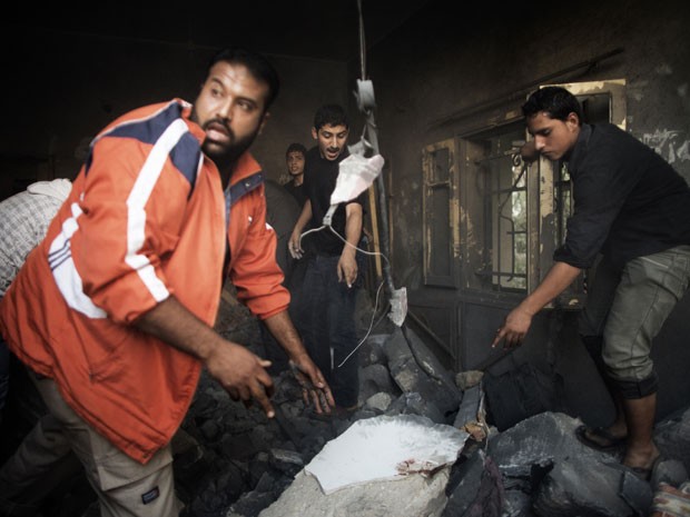 Palestinos no prédio onde morreram 11 pessoas em Gaza (Foto: Marco Longari/AFP Photo)