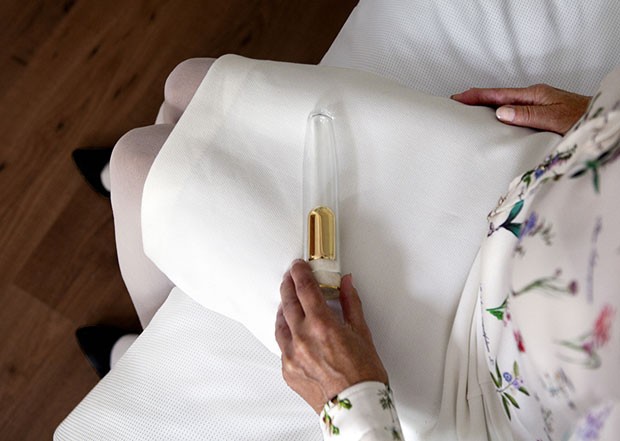 Empresa de design criou vibrador especial em que é possível guardar as cinzas do falecido (Foto: Reprodução/Designboom)